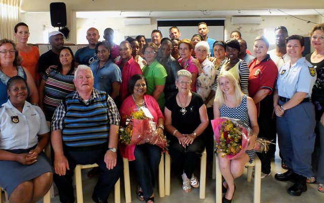 Die groep gaste, Clusterlede en SAPD-lede kort na die aansteek van kerse ter herdenking van manne en vroue wat gedurende die jaar hul lewens verloor het